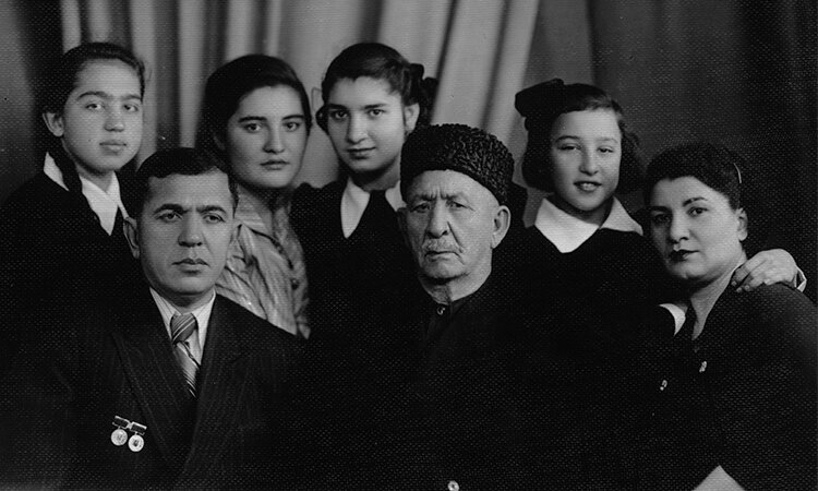Сабит Атаевич Оруджев с отцом Атабабой, женой Фатимой Алекперовной, дочерьми Юлианой, Дилярой, Гюлярой и Роксаной, около 1948 г. Фото из архива Сабины Оруджевой 