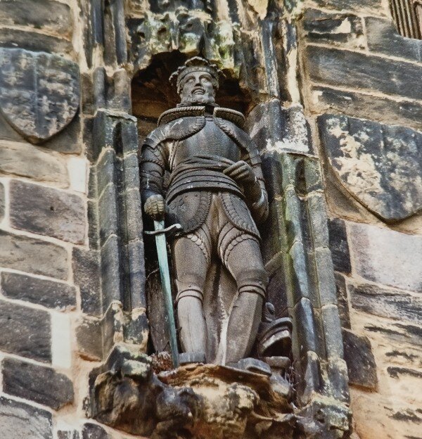 Статуя Джона Гонта на фасаде замка Ланкастер.