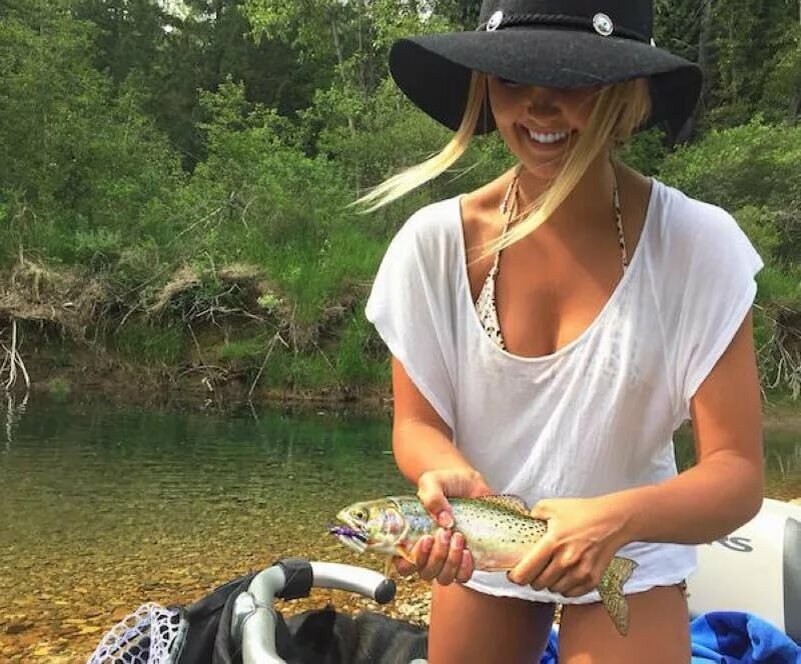 Hot fishing. Красивые девушки на рыбалке. Рыбалка летом. Девушка рыбачит. Красивая девушка с удочкой.