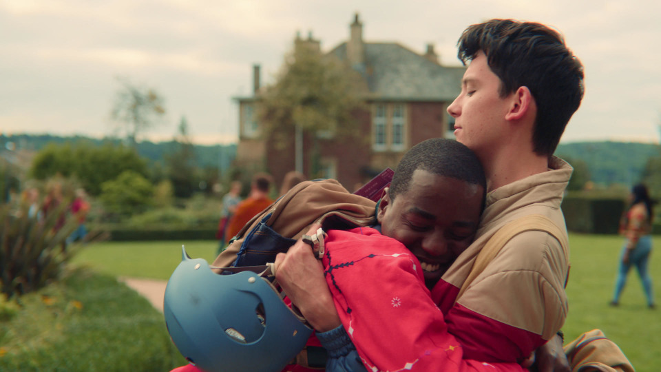 Шути Гатва и Эйса Баттерфилд в сериале "Половое воспитание". Источник: https://media.myshows.me/episodes/normal/e/90/e902ec85bfe3a86ee1db02478690147f.jpg