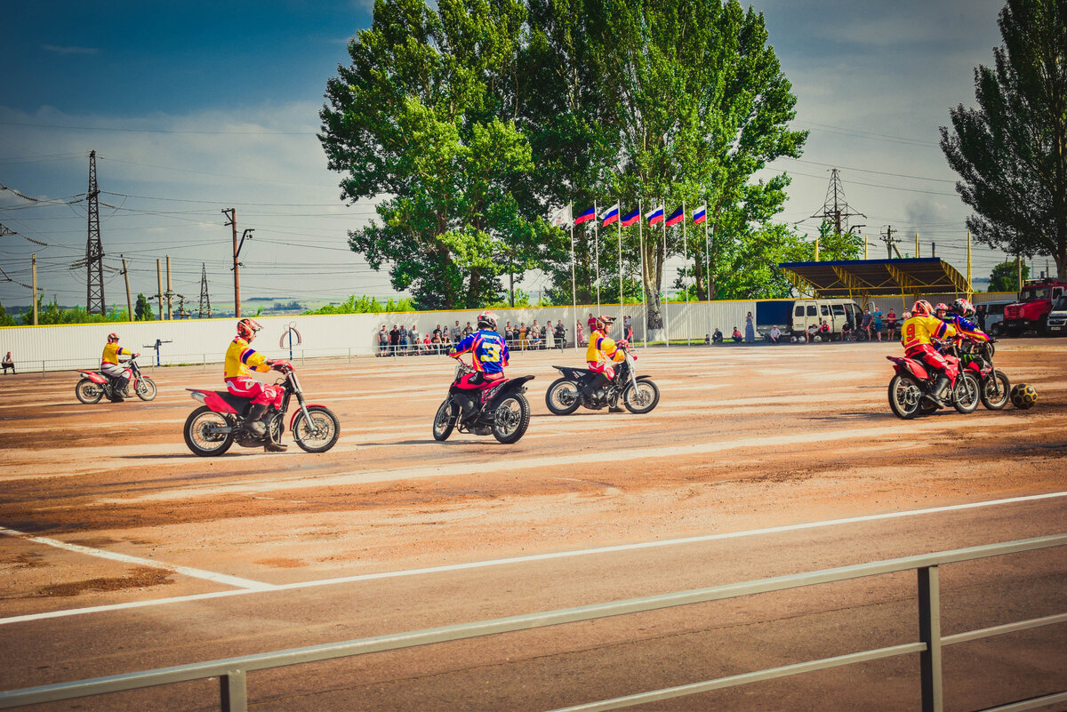 Мурашки начинают бежать уже от рева мотоциклов