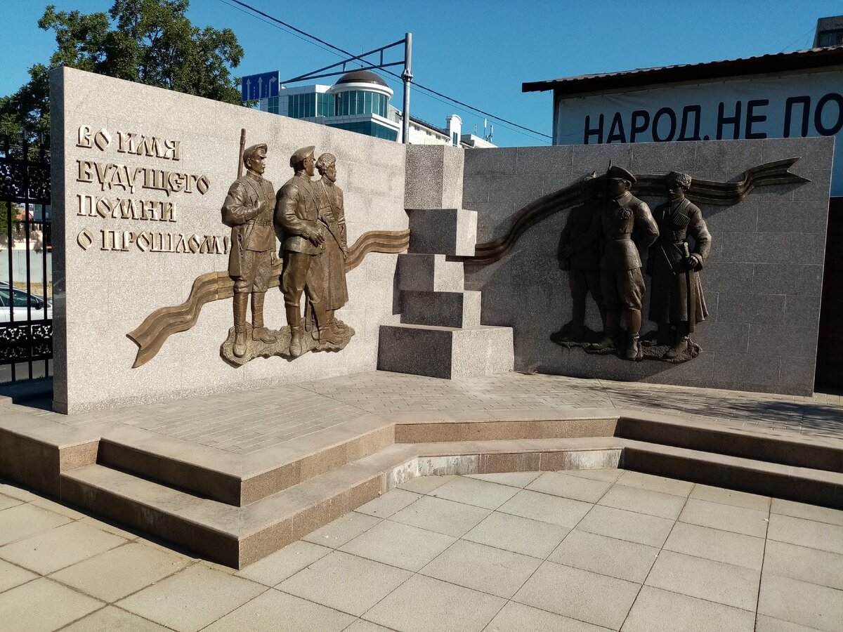 Мемориальный комплекс "Расстрельный угол"  находится в Краснодаре в районе пересечения улиц Аэродромной и Бабушкина, на территории Всесвятского кладбища. Мемориал открыт 25 декабря 2019 года.