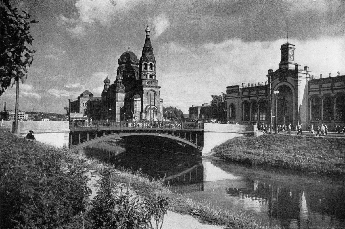 Так в 1960-1962 годах выглядела набережная Обводного канала в районе пересечения с Измайловским проспектом.