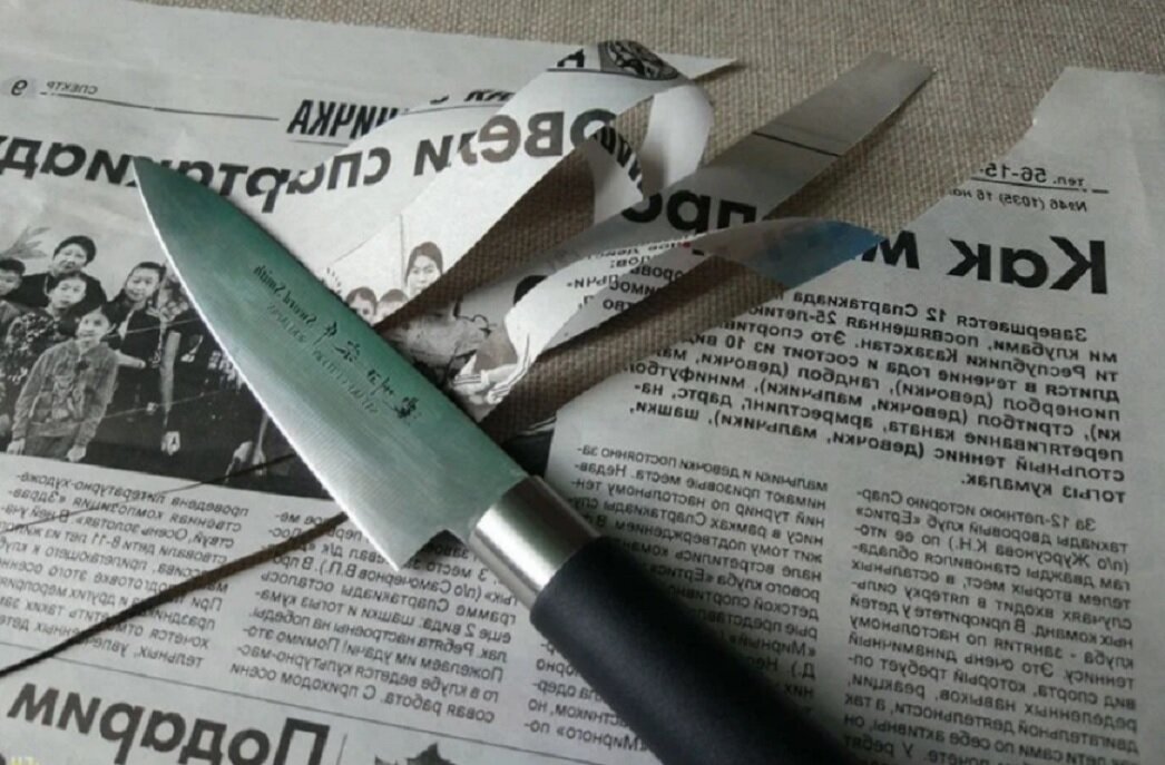 Дешёвый нож заточили до состояния бритвы.