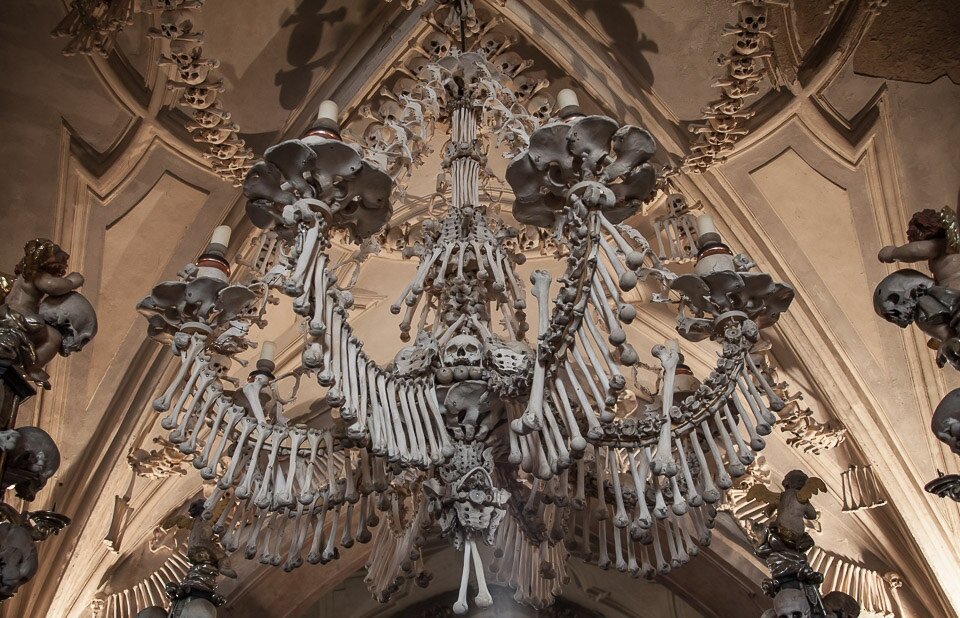 Жуткая люстра из человеческих костей в Костнице. Фото из открытых источников.