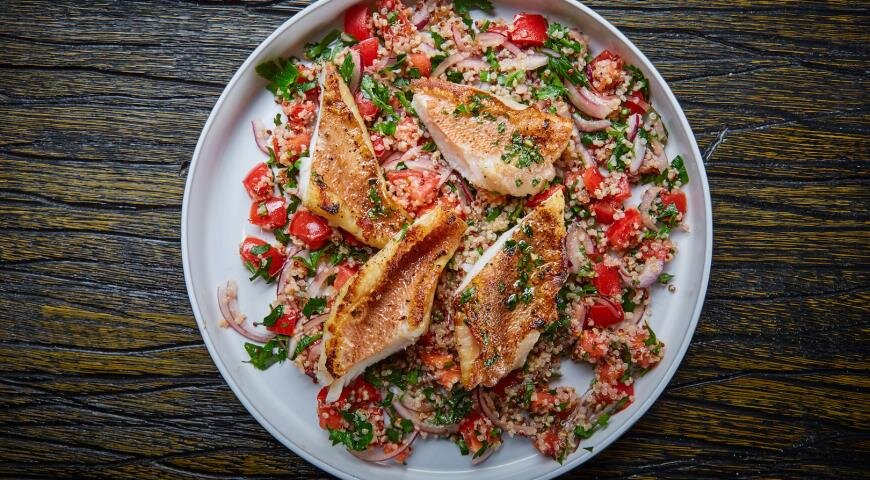 Морской окунь с табуле из киноа от ресторана ERWIN.РЕКАМОРЕОКЕАН, специально для www.gastronom.ru