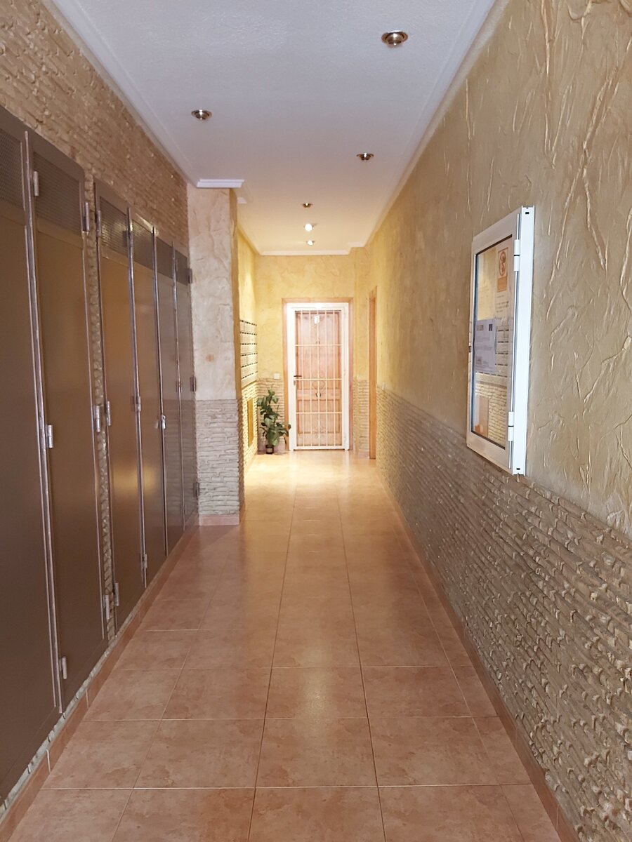 Подъезд в "хорошем" доме (но не резиденция)