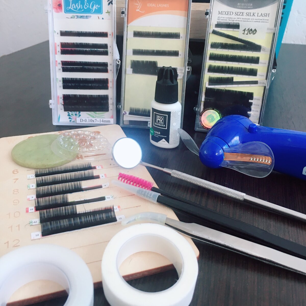 Ресницы (2 вида), клей, нефритовый камень, лунки для клея, мини вентилятор, зеркало для лешмейкера, щеточка для ресниц, 2 пинцета, планшет для ресниц, бумажный и пластиковый скот