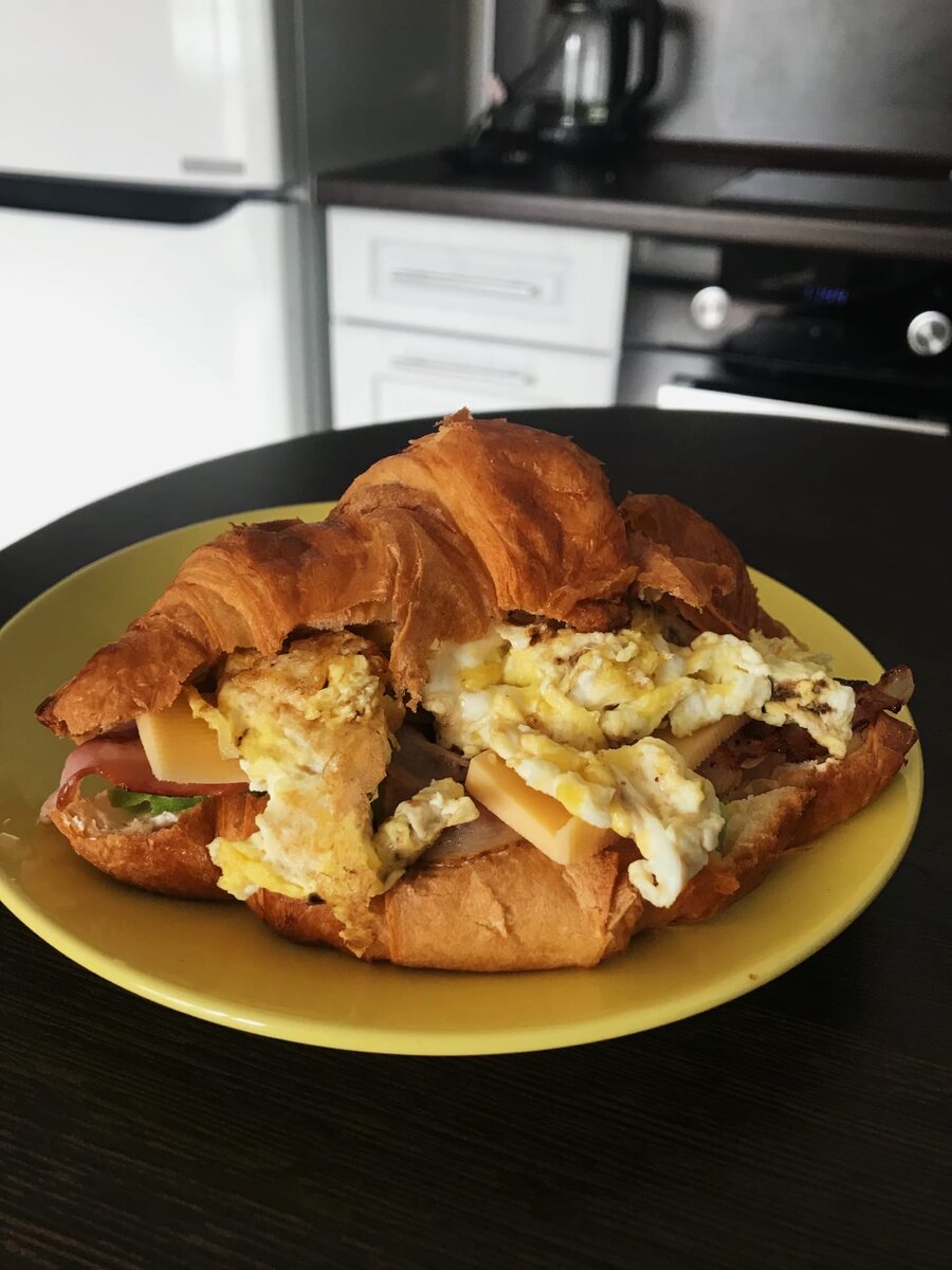 Мой с авокадо, беконом, сыром и скремблом