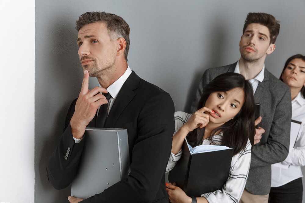 Беседа людей. Много малышей. Фотосессия друзей. Эмоциональное состояние в толпе. О нескольких.