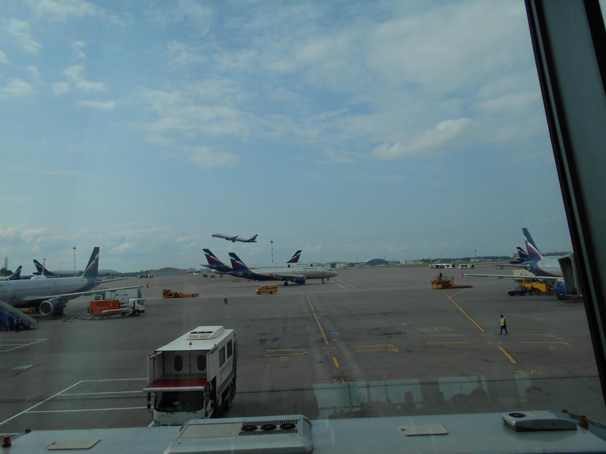 Вид из окна "зоны вылета". Шереметьево, 2014 год.