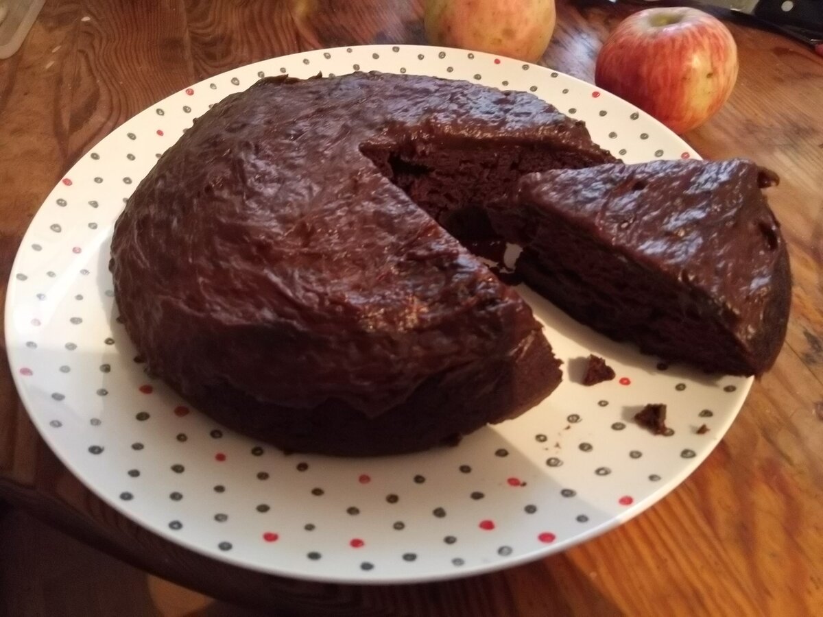 На заднем плане яблоки — символ роскоши