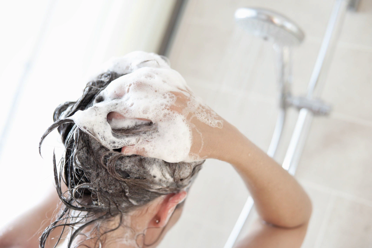 Шампунь мытья без воды. Мытье волос. Мыть голову. Моем голову. Девушка моет волосы.