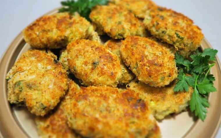 Капустные котлеты. Капустные котлеты. Котлеты капустные просто. Котлеты из капусты белокочанной. Котлеты капустные просто.