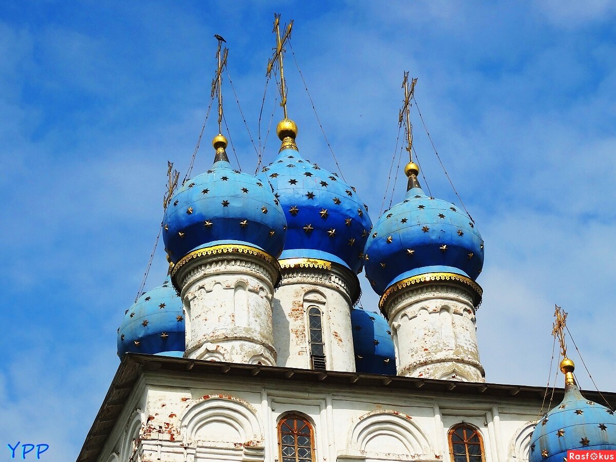 церковь с черными куполами в москве