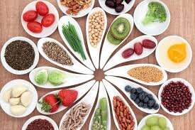                                                                                 Завтрак
Для того, чтобы выглядеть хорошо, не обязательно сидеть на голодной диете. Если вы пытаетесь правильно, то вам совсем не нужно уделять больше внимание размеру порции. В каждом приеме пищи важно совмещать и белки, и углеводы.
Завтрак можно составить по-разному, но главное есть полезную пищу.
Я вам расколу про один из вариантов хорошего завтрака.
•	Овсянка на обезжиренном молоке с добавлением корицы и (или) ванили, но если вас этих добавок мало, то можно добавить ещё нерафинированный сахар.
•	Омлет из яичных белков, можно добавить соус.
•	Можно съесть тыквенный пирог с молоком (по желанию).
                                                                                  Обед
Дам вам совсем, выберете один свободный день в неделе и приготовьте еду на встречу неделю, чтобы в течении неё не приходилось думать, что же приготовить. Расфасуйте всю еду по контейнерам и положите в морозилку. При покупке продуктов покупайте всё только натуральное, избегайте полуфабрикатов.
Опять же рассмотрим один из вариантов питательного и полезного обеда. 
•	Запечённая курица.
Кладём в посуду для запекания курицу, добавляем помидоры, лук, чеснок и посылаем всё это готовой смесью приправ для курицы. Отправляем в духовку на час при 220 градусов, накрыт ничем не нужно.
•	В качестве гарнира можно приготовить гречку, ним, макароны, разницы нету.
•	Салат из помидор, огурцов и какой-нибудь зелени.
                                                                                     Ужин
Придя вечером домой с работы или с тренировки, очень хочется есть. Для того, чтобы приготовить себе вкусный и полноценный ужин особым мастерством готовки обладать не нужно. Сейчас я вам расскажу, как это сделать.
Берём из холодильника курицу, которую мы готовили для предыдущего приема пищи. Лично я люблю соевые бобы, но можно добавить любой микс овощей из супермаркета, только необходимо их предварительно обжарить.
Не стоит есть только белок и зелень, организму необходимы все компоненты. Я делю тарелку на 3 части, белки, углеводы и зелень (клетчатка). Гарнир может быть любым, пюре, обжаренная картошка, гречка, рис и т.д. Также можно добавить соус и соль.




