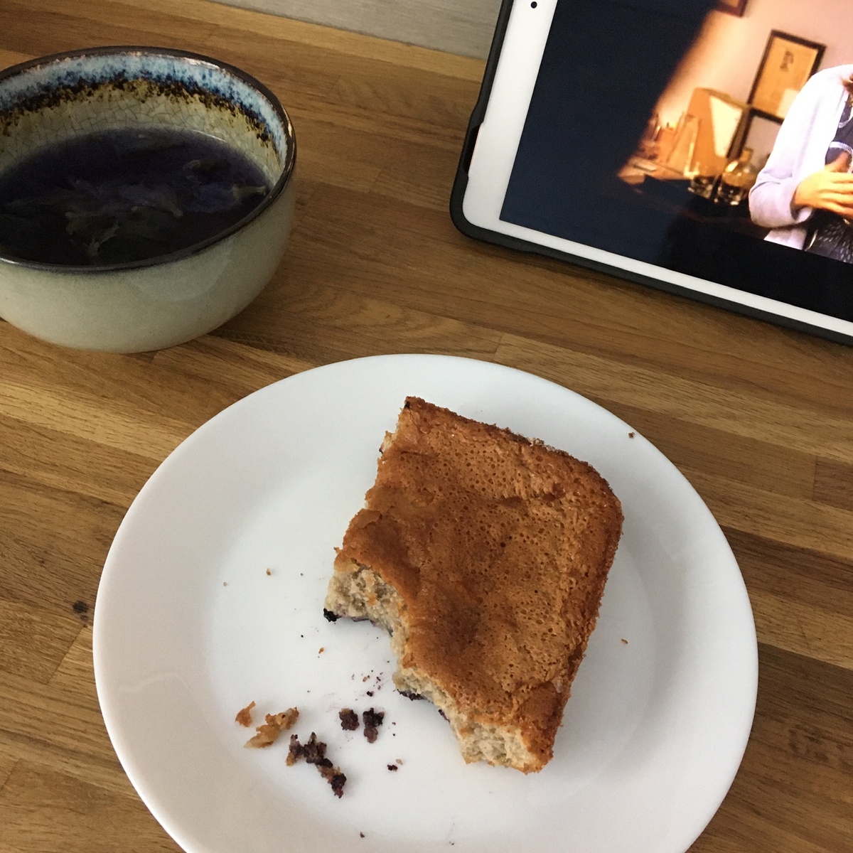 Завтракаю шарлоткой и синим чаем 😋