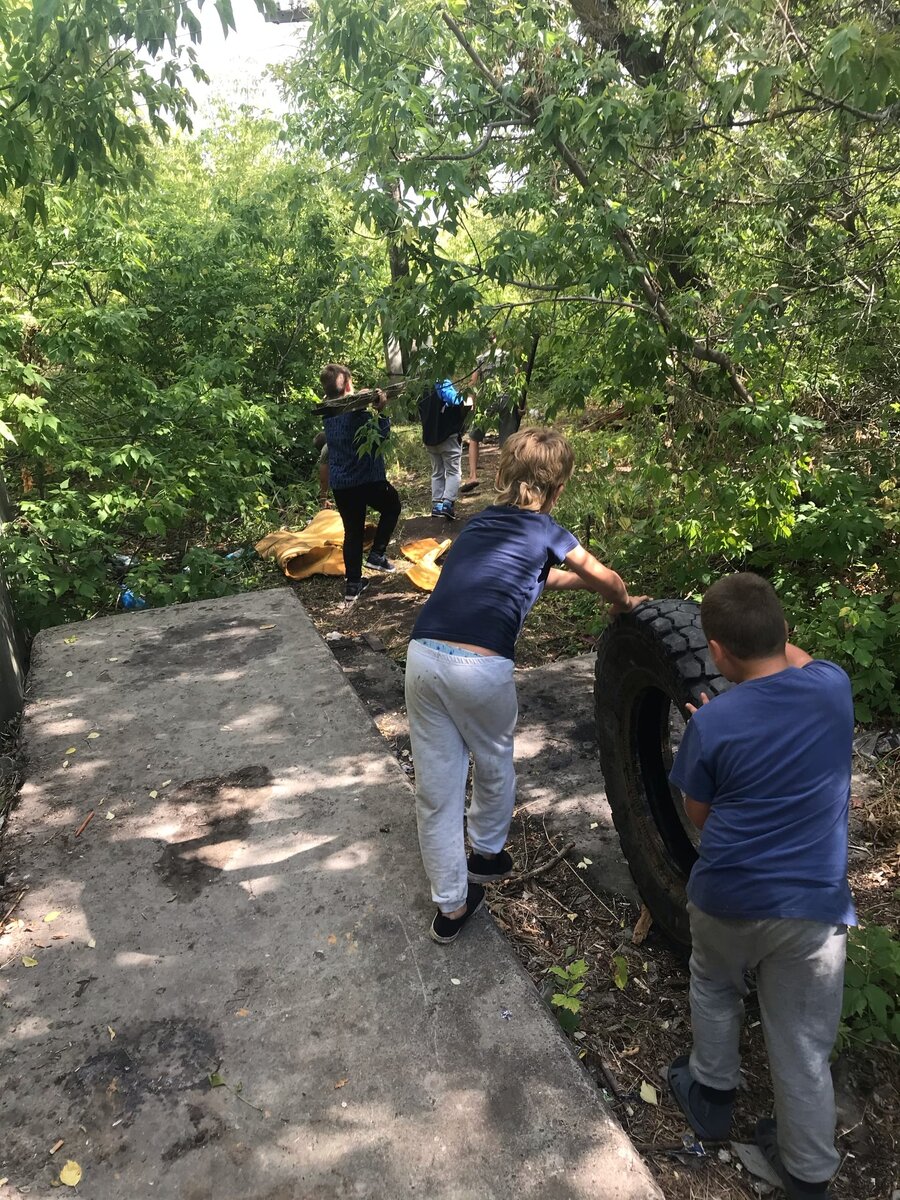 Ребята строят шалаши в небольшом лесочке