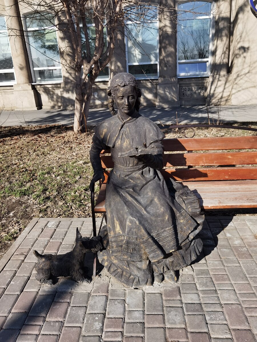 Дама с собачкой на Театральной площади