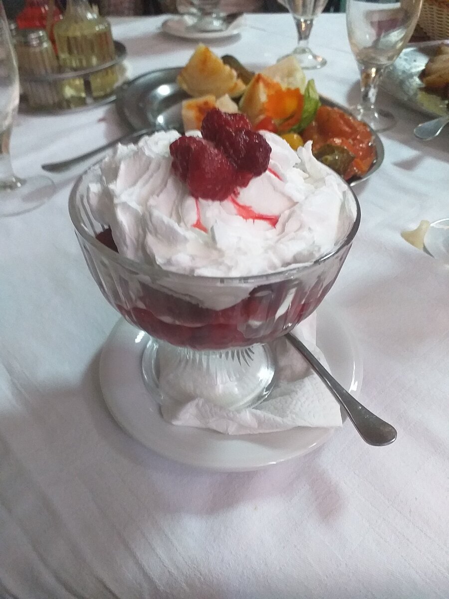 Логично, что основным десертом там является малина в сливках
