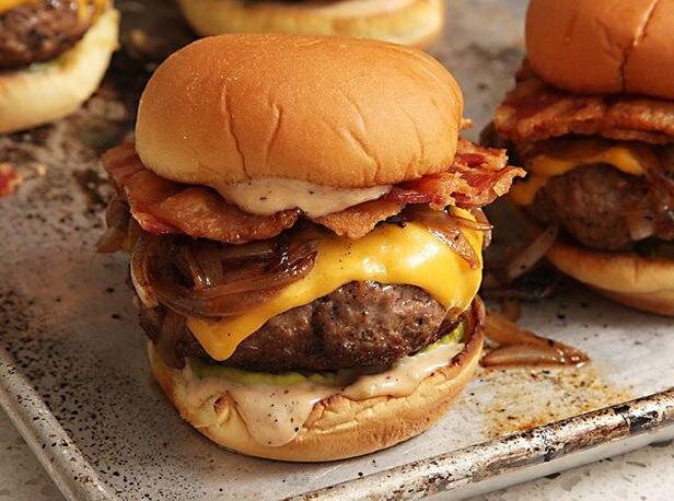 Идеальные чизбургеры с беконом.