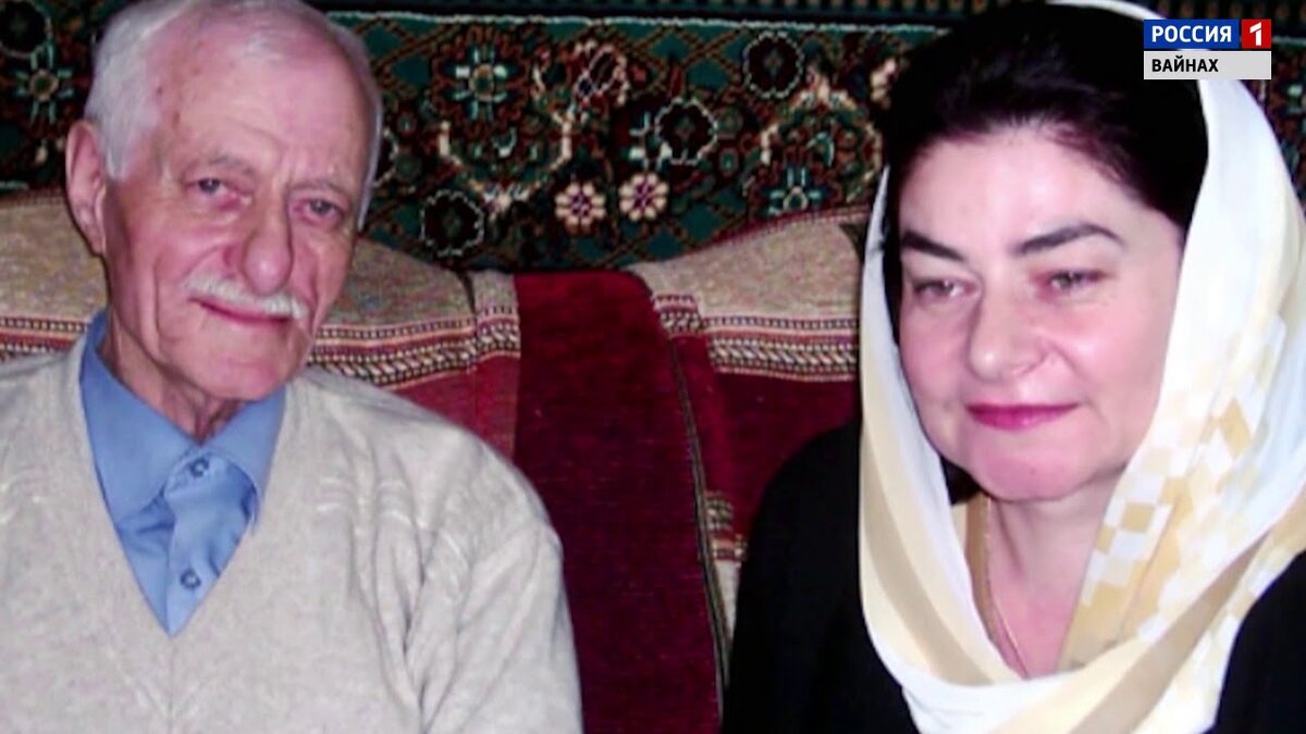 Машар Айдамирова со своим отцом Абузаром Айдамировым, знаменитым чеченским писателем. Источник: Яндекс.Картинки