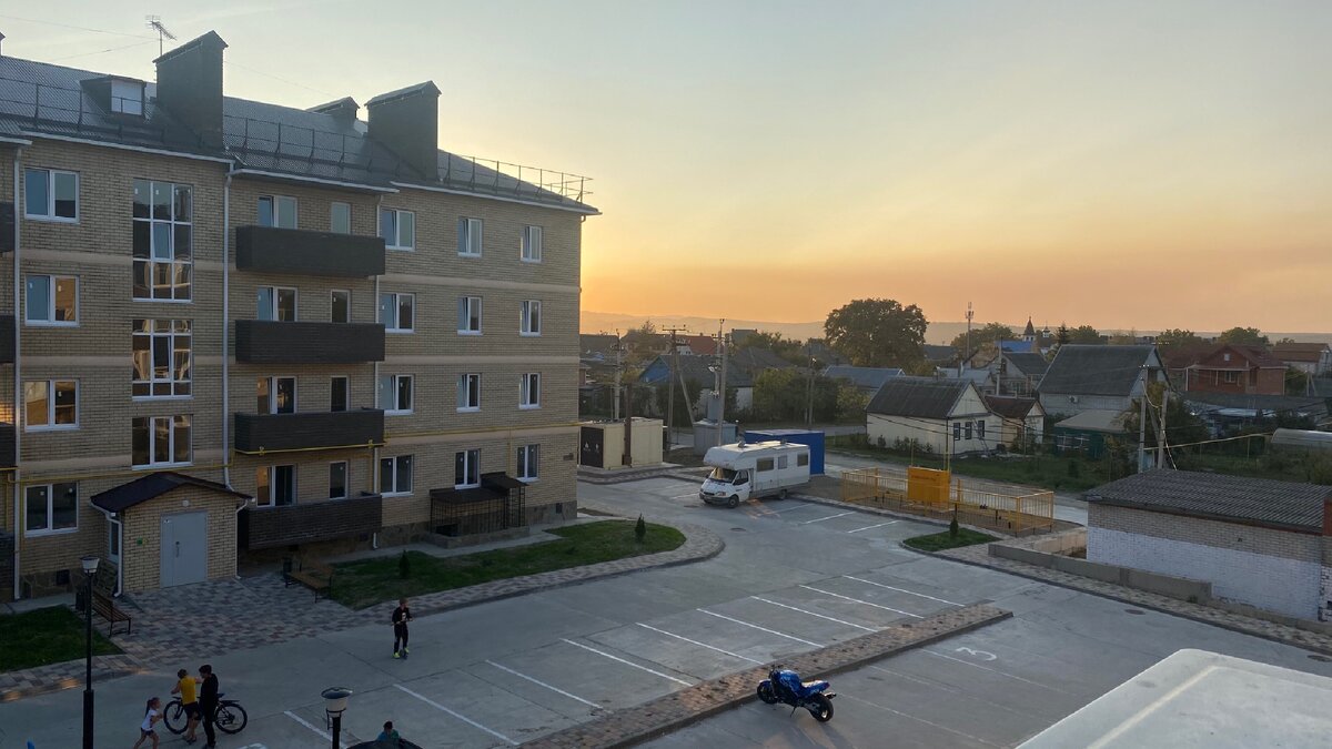 Фёдор отдыхает на парковке у дома в ожидании генеральной уборки 