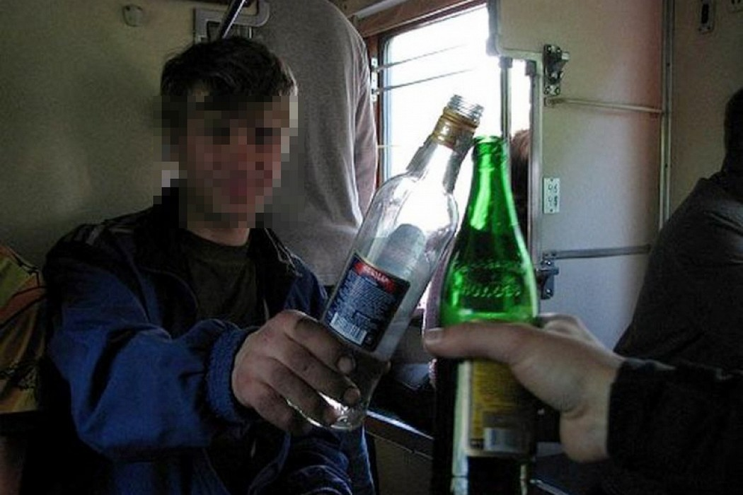 Когда в россии заработает пей. Пьянство в поезде. Пьют в поезде.