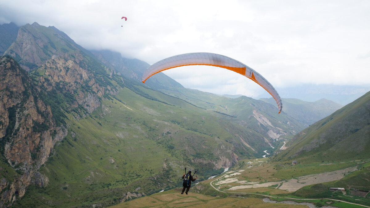 Полёт на параплане в Чегеме (Кабардино-Балкария)