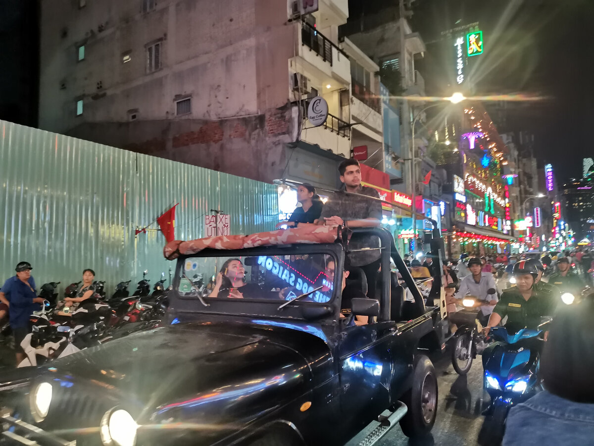 Две самые пьяные улицы Вьетнама: безудержное веселье даже посреди недели