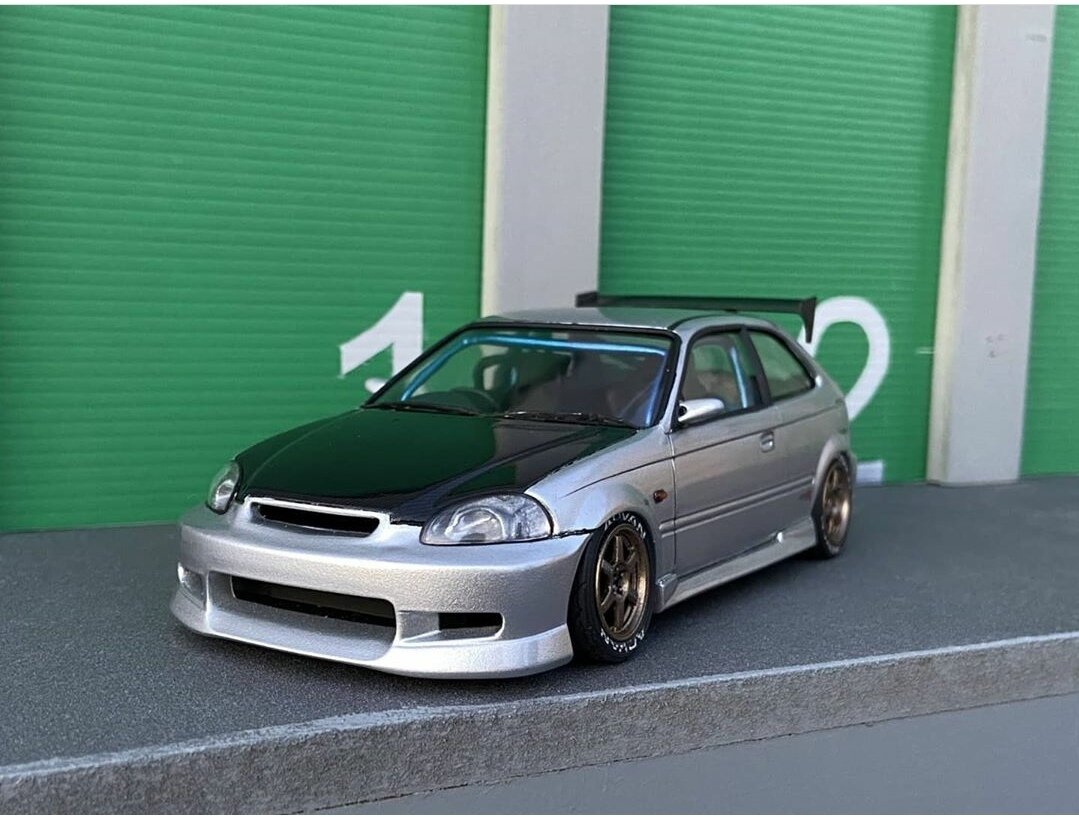 Сборная модель выглядит отменно, хотел заказать, но по причине нехватки времени на сборные модели, решил временно ограничиться готовыми моделями в масштабе 1:24, переделывая их под разные стили. 