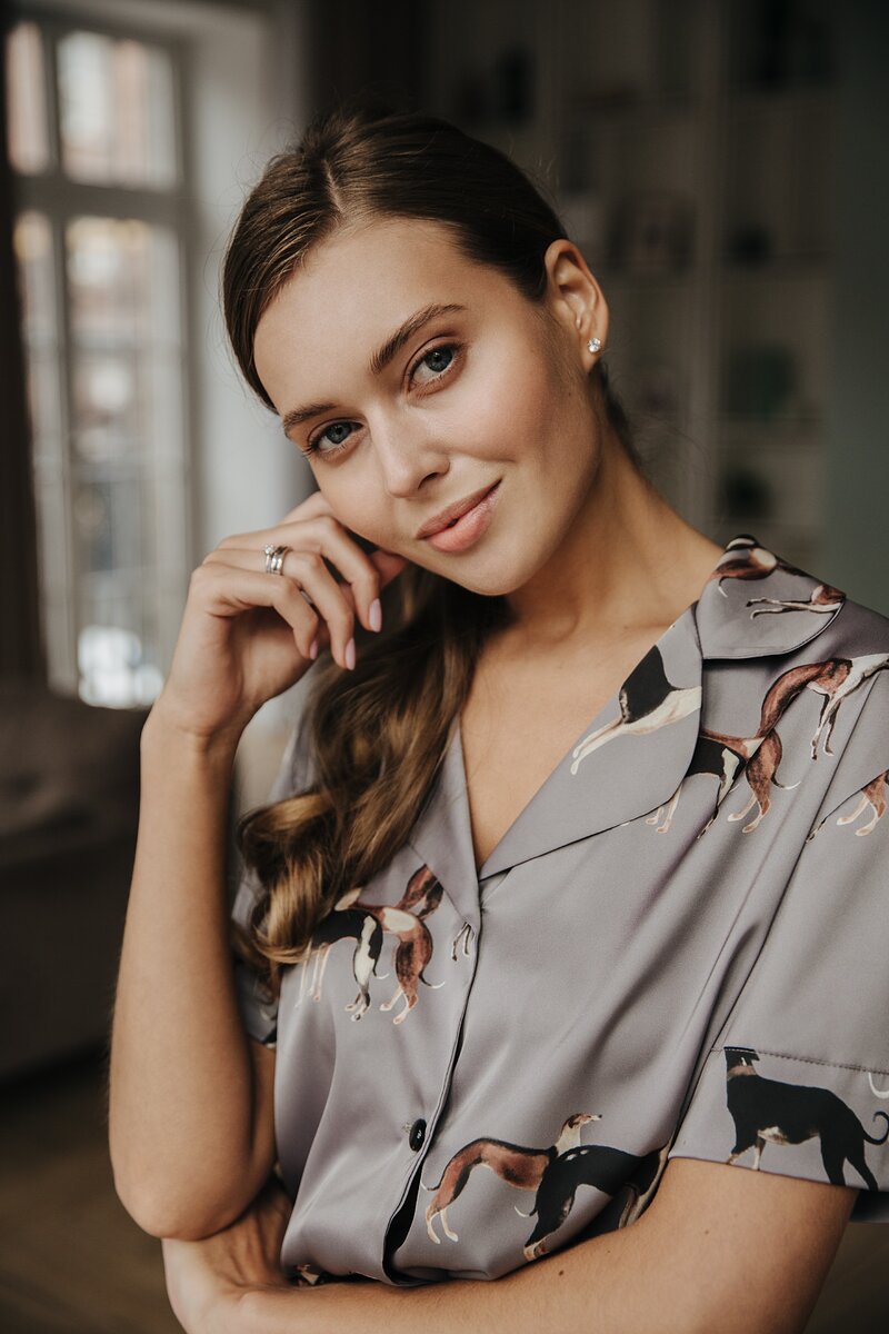 Блуза с коротким рукавом, принт с борзыми в цвете серебро.