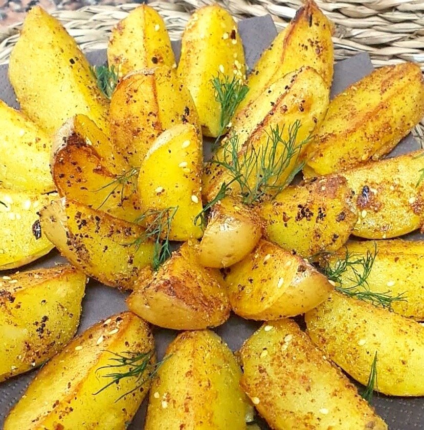 Картофельные дольки в панировке из специй.  