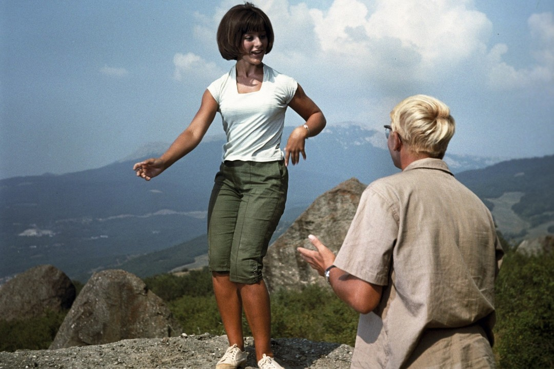 "Красавица, комсомолка, спортсменка" Наталья Варлей в бриджах. Кадр из фильма «Кавказская пленница", 1967 г.