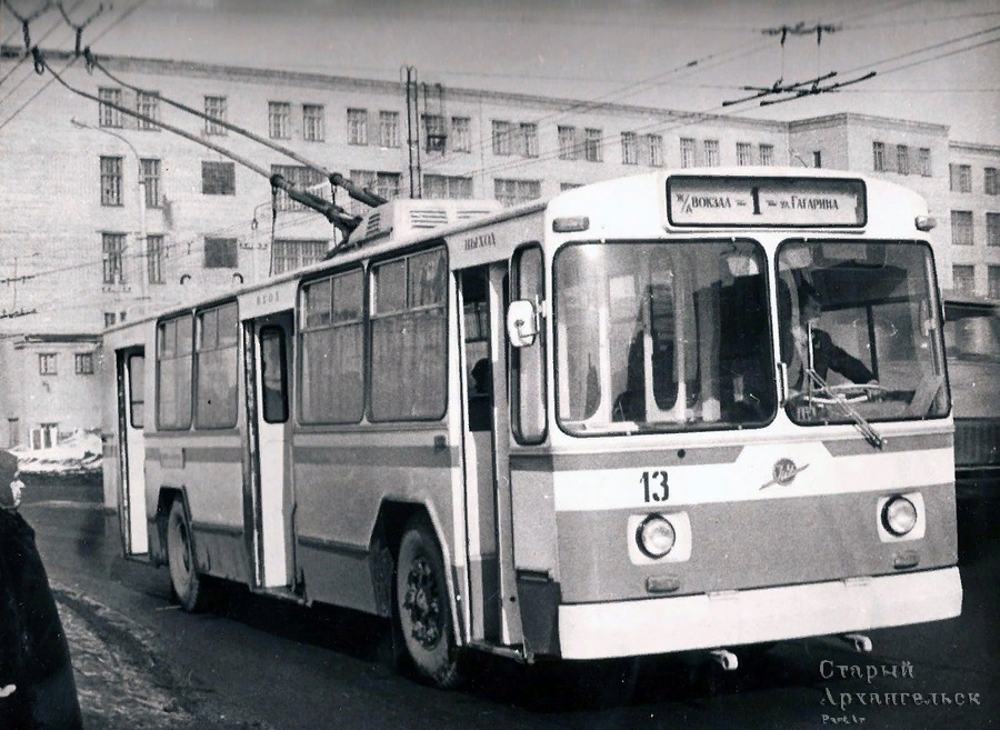 г. Архангельск, 1974 г., ул. Тимме, маршрут № 1, троллейбус ЗиУ-682Б, https://pastar.ru/index.php?option=com_k2&view=item&id=2737:trollejbus-za-shvejnoj-fabrikoj&Itemid=163