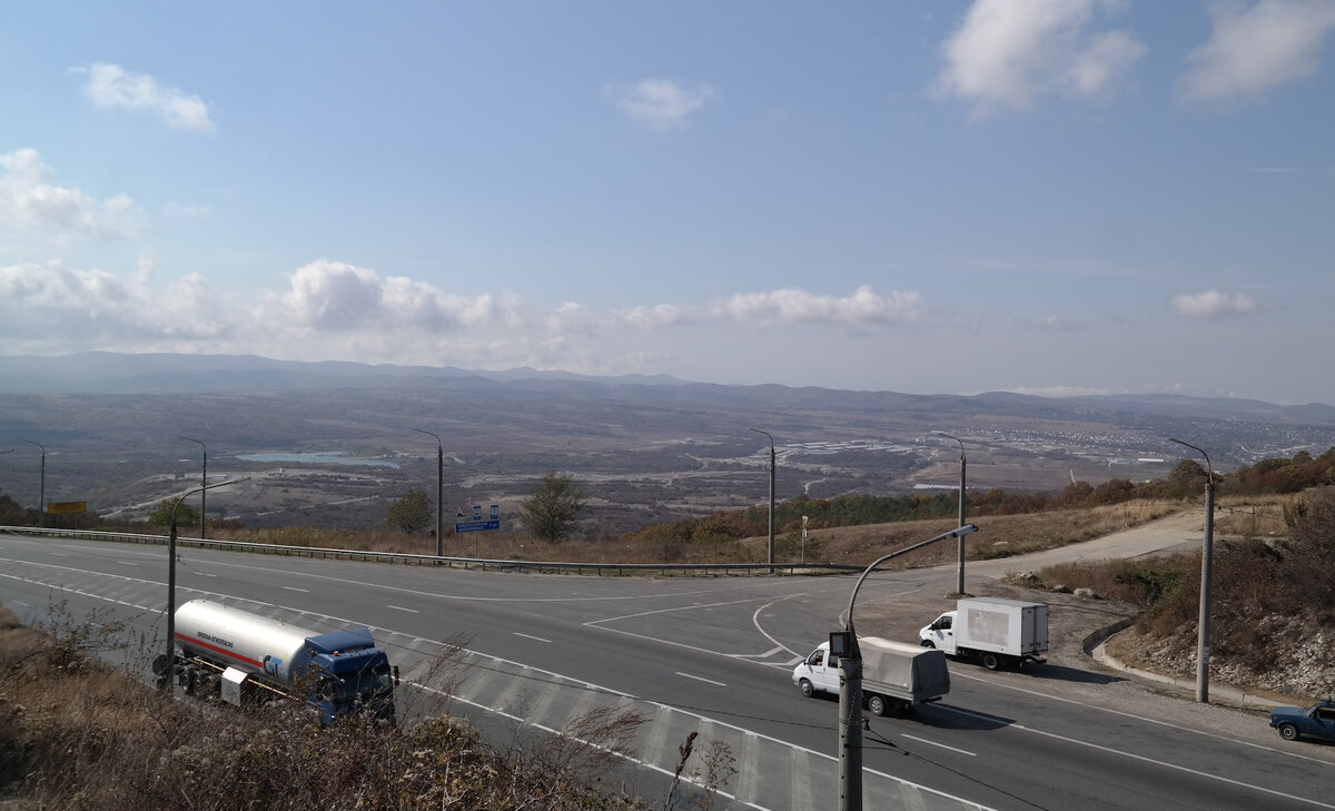 Фото с газовой магистральной трубы, расположенной в районе посёлка Верхнебаканского по пути в город Новороссийск. Панорамный вид.