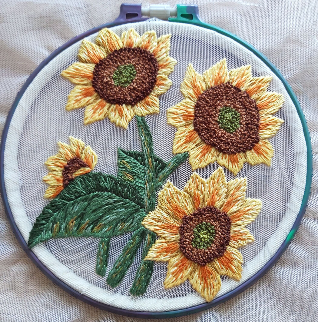 Подсолнухи, дизайн продается, вышивка на фатине гладью длинные и короткие стежки мулине в 2 сложения