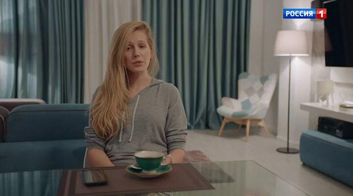 Она же с распущенным волосами, по- домашнему. 