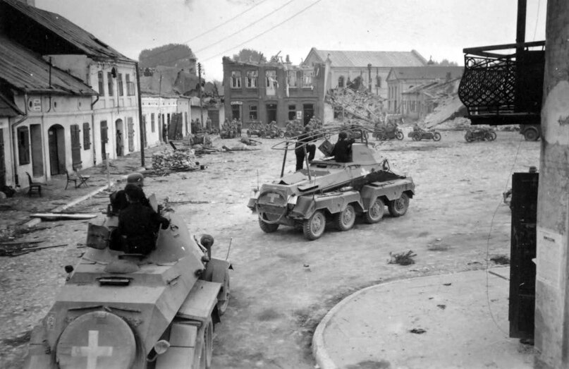 Бронеавтомобили Sd.Kfz 231 (6-Rad) и 232 (8-Rad) вместе с мотоциклистами на улице польского города