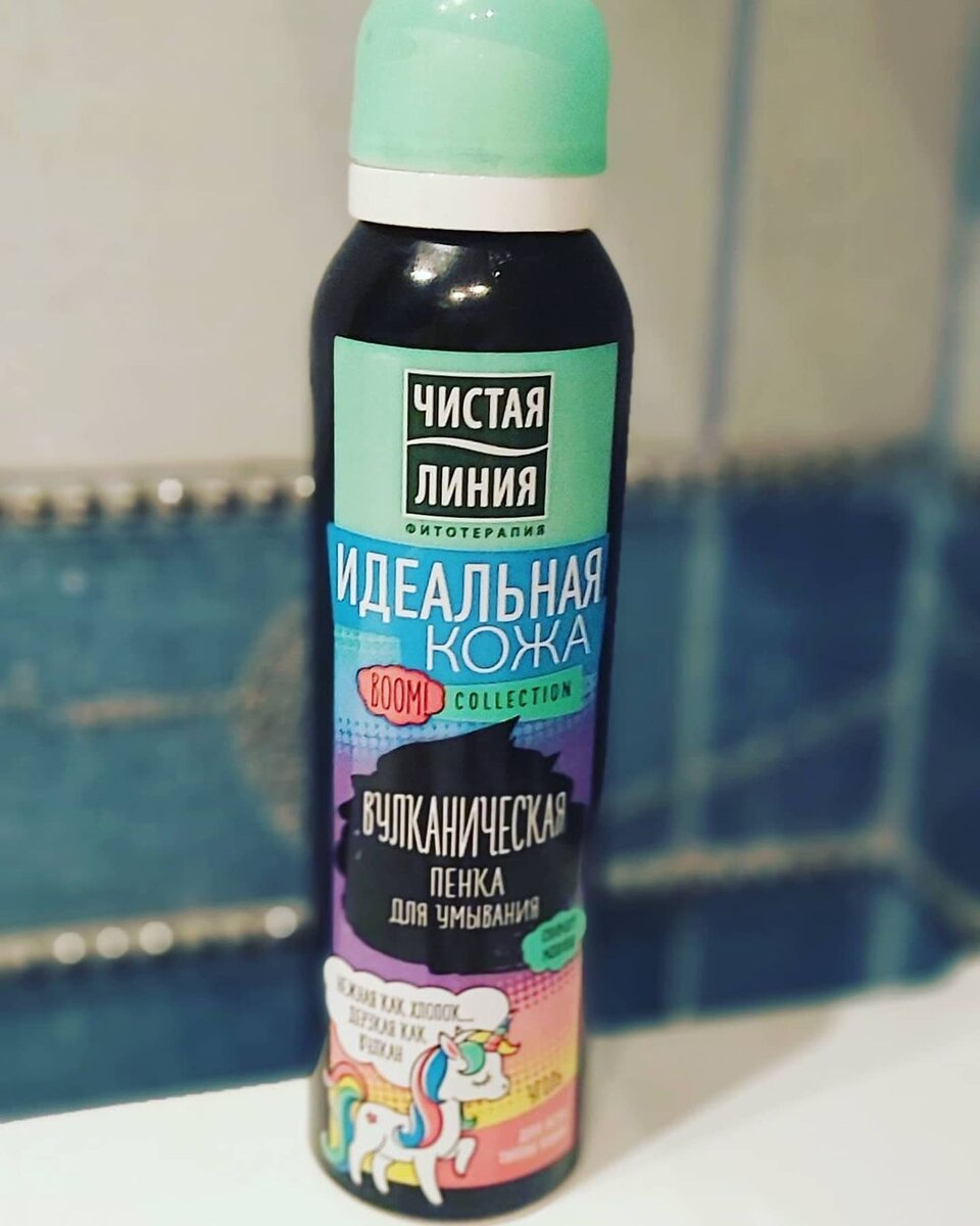 ЧИСТАЯ ЛИНИЯ- пенка для умывания. Мне она понравилась, текстура пены очень плотная. Похожа на крем для бритья. Умываться такой пенкой очень приятно. Запах хороший. Пенка скорее всего для жирной кожи, после умывания чуть сушит кожу. Покупала за 140 рублей.  За эту цену не чем не хуже, чем другие пенки более дорогие. 
Подведём итоги + и - :
+ кожа гладкая, косметика хорошо наносится после умывания пенкой.
+ цена
+ плотная текстура
+ приятная к лицу
+ запах
-  не экономная в расходе. При нажатии, много пены выходит. 
- плотную косметику, не смоет. 
