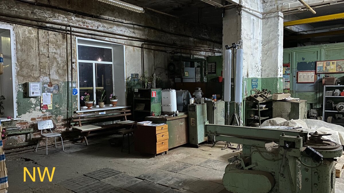 Цех советского завода. Ночь. Фото автора.