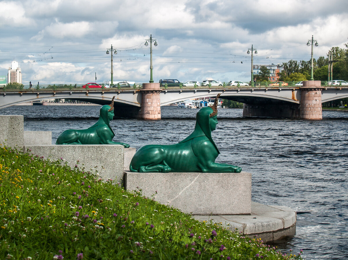 Сколько сфинксов в Санкт-Петербурге.