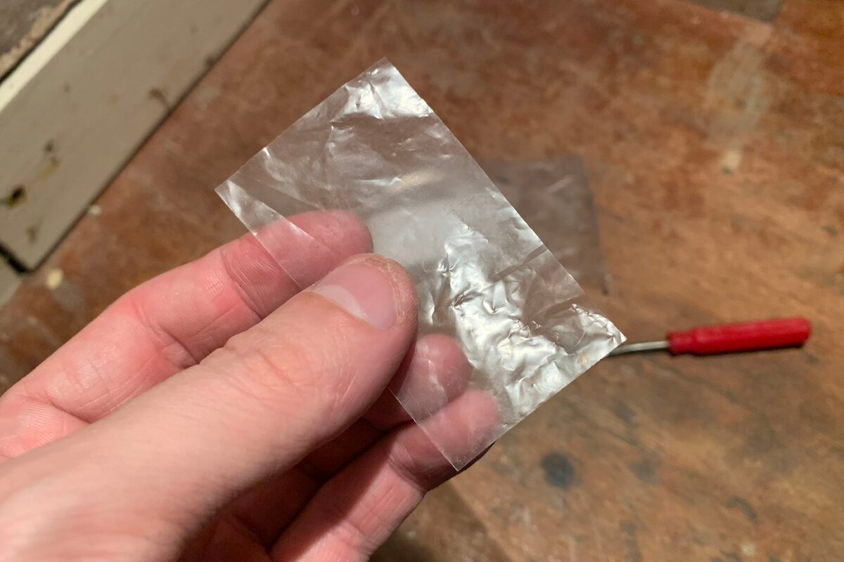 Такого кусочка будет достаточно для хорошей изоляции.