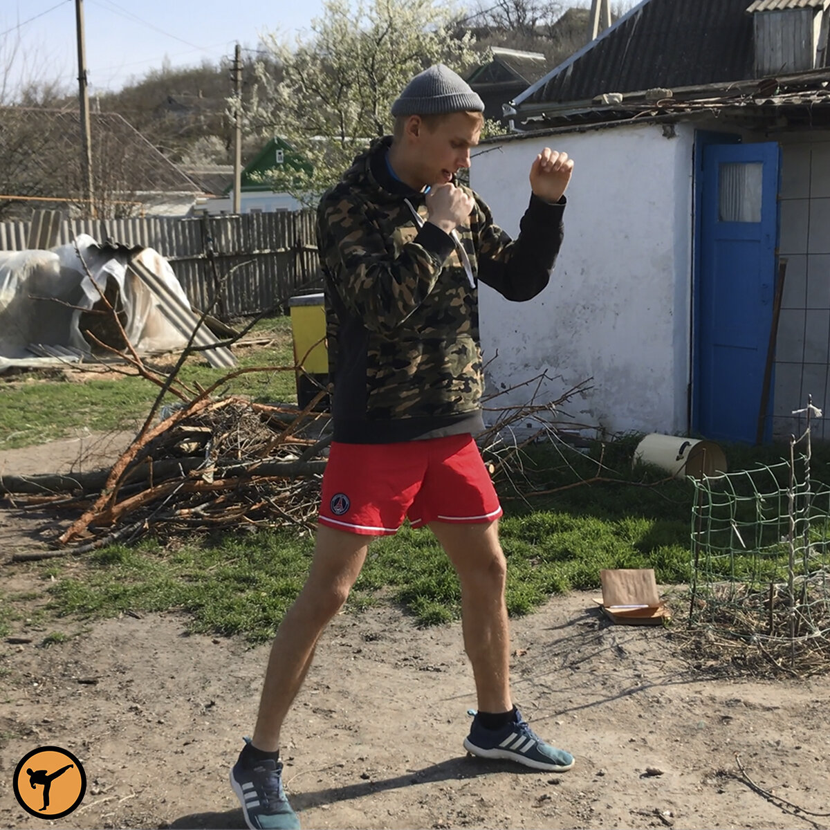 Ноги расположены буквой (Х)