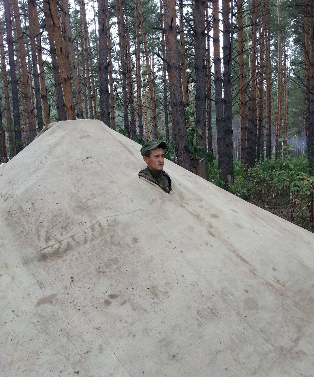 На данном снимке боец получив задачу - "обнаружить дырки в Чуме и ликвидировать их", обдумывает каким методом накладывать шов и какой рукой шить.