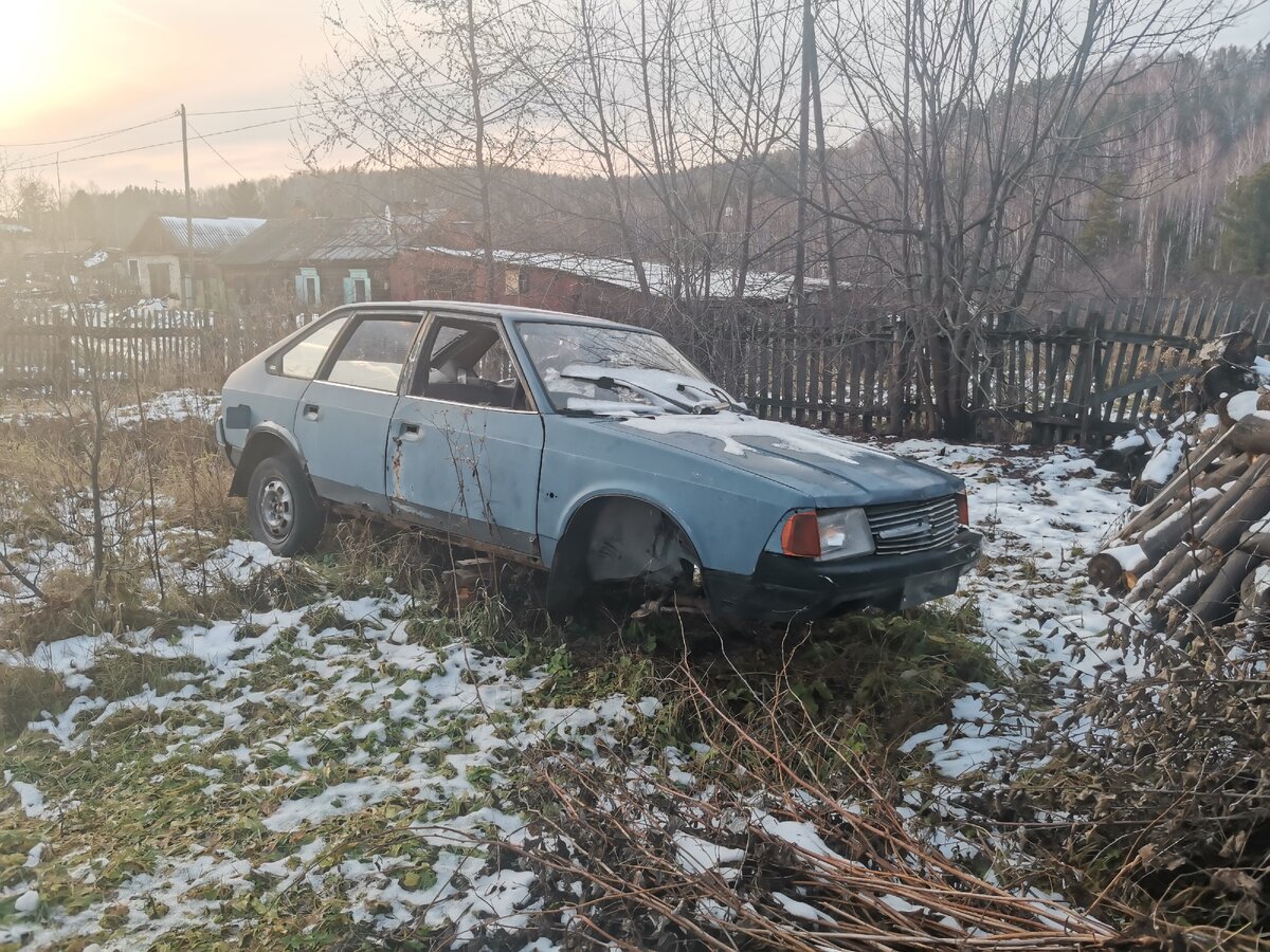 Общий вид с одной стороны. Выглядит почти целым.