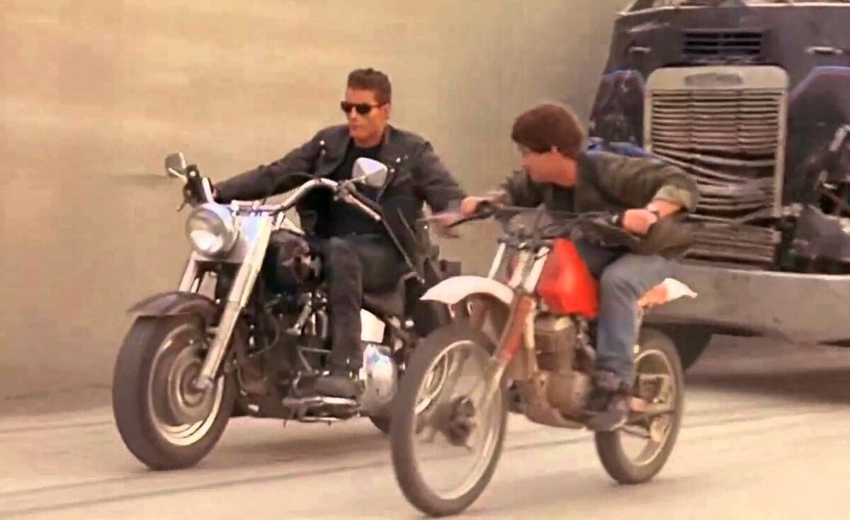 Реальная сцена пересадки с мотоцикла на мотоцикл была исполнена дублёрами