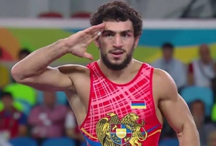 Мигран Арутюнян на олимпиаде салютует после победы на азербайджанским борцом