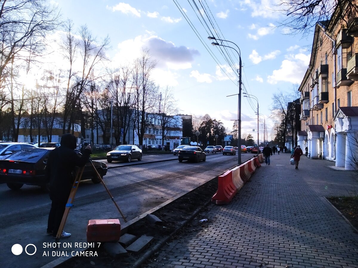 Вот такая теперь красота- асфальт и плитка. И больше ничего. Личное фото.