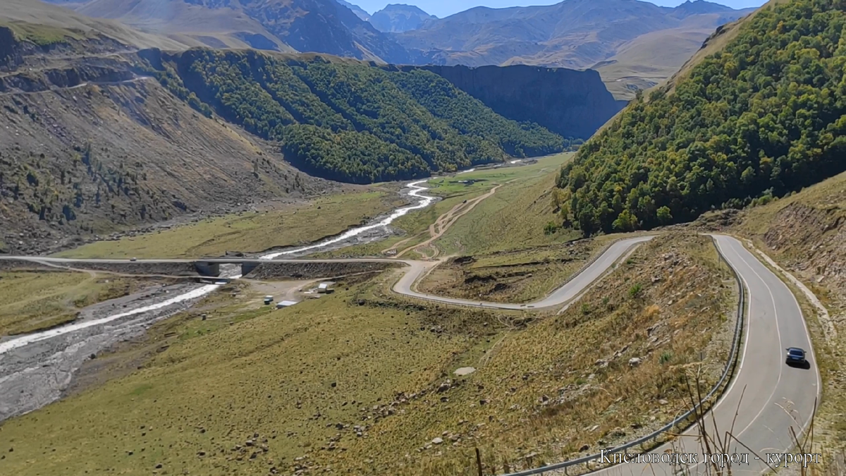 По крутому серпантину спускаемся к мосту через реку Малка. От него поедем направо к водопаду Каракая-Су. 
